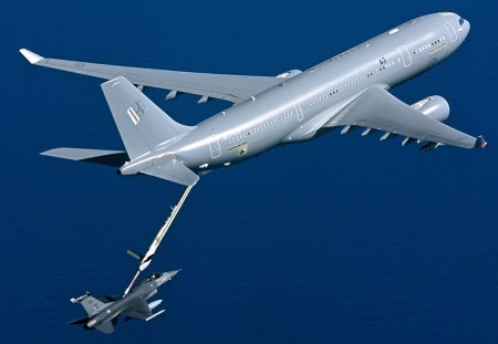 ¿Cómo repostan en vuelo los aviones?