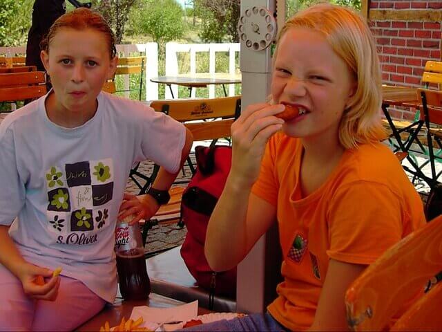 Adolescentes comiendo