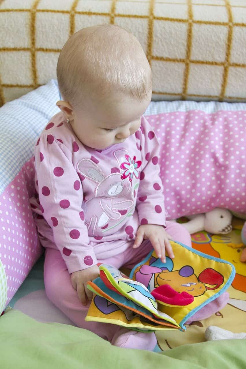bebe-con-un-libro