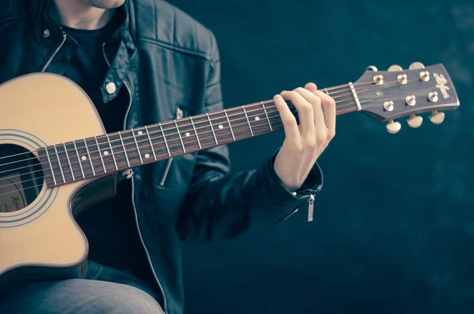 Tocando la guitarra