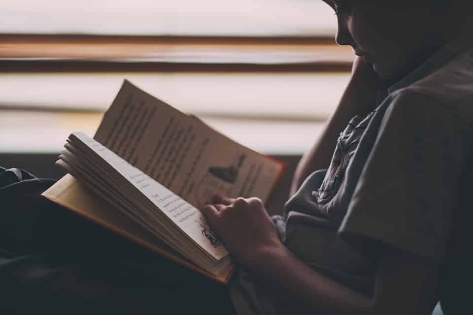 niño leyendo