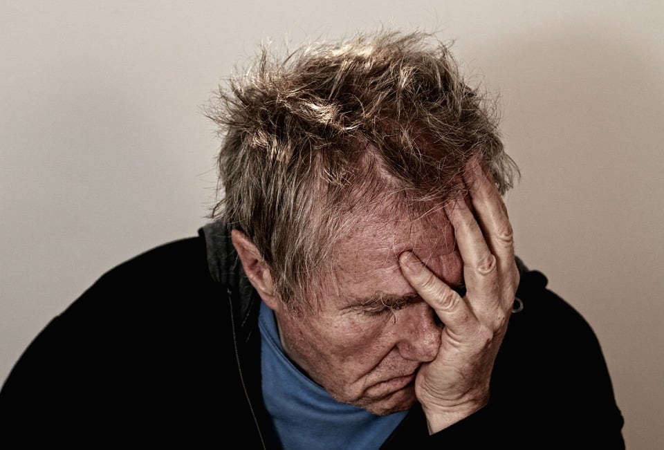 Hombre mayor con dolor de cabeza