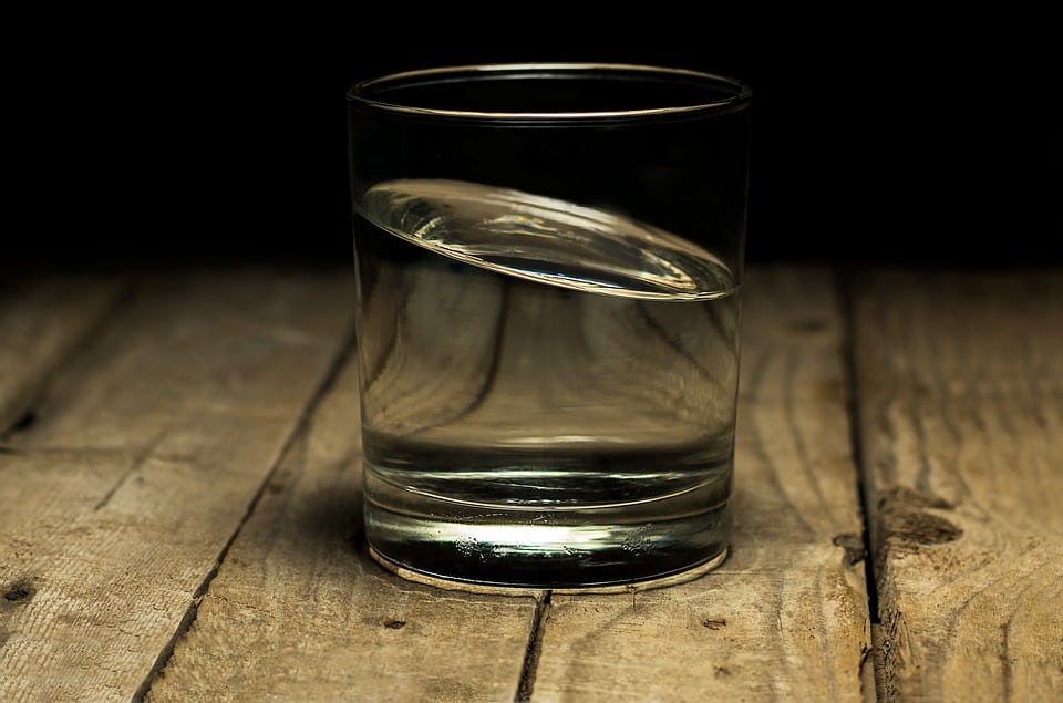 Vaso de agua para quitar el hipo