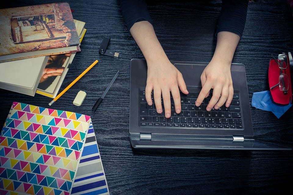 Presencia online de los niños: Educar en Internet y construir una huella digital positiva